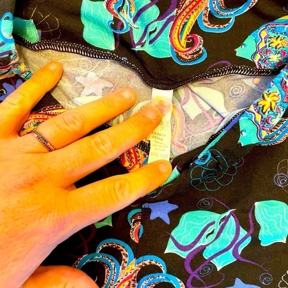 - LuLaRoe OS fancy beta fish leggings - Picture 4 of 4